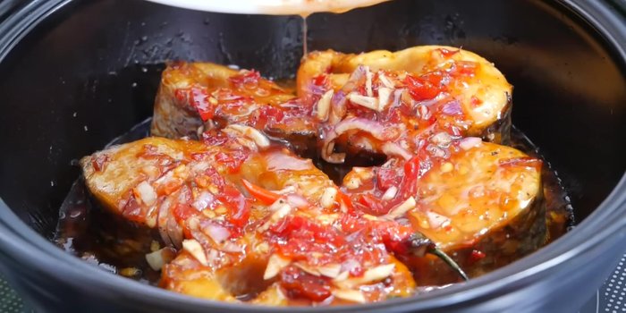 Đổ phần nước ướp cá vào nồi.