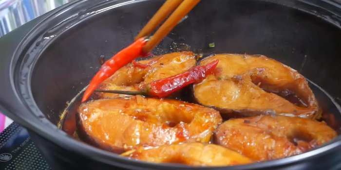 Tiếp tục kho đến khi nước gần cạn, nêm nếm lại gia vị cho vừa ăn.