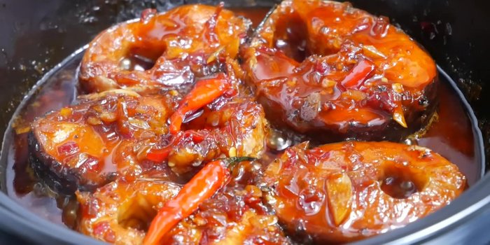 Thêm bột ngọt, hành lá vào, kho thêm vài phút cho đến khi đạt được màu sắc và độ sánh như ý muốn.