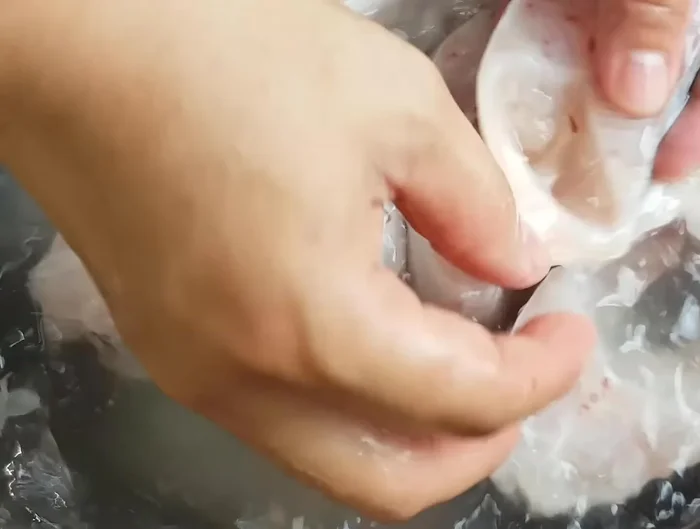 Làm sạch cá: loại bỏ phần mạch máu, màng trong bụng cá.