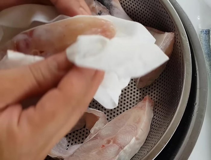 Rửa sạch và lau khô cá, cho vào ngăn mát tủ lạnh.