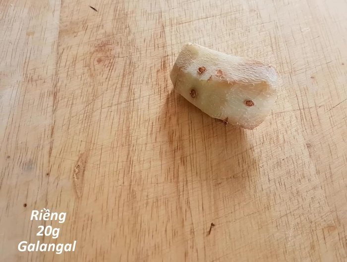 Cho nước vào nồi, thêm riềng, gừng, hành tím đập dập, đun sôi.
