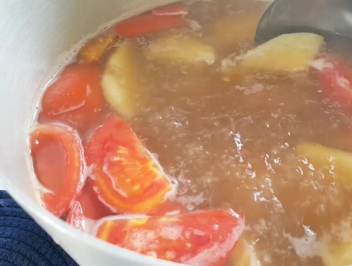 Thêm nước me đã lọc vào nồi canh.