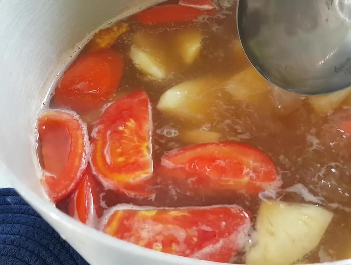 Nêm nếm canh với muối, hạt nêm cho vừa ăn.