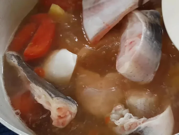 Cho cá vào nấu chín.