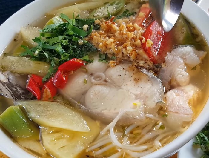 Múc canh ra chén và thưởng thức.