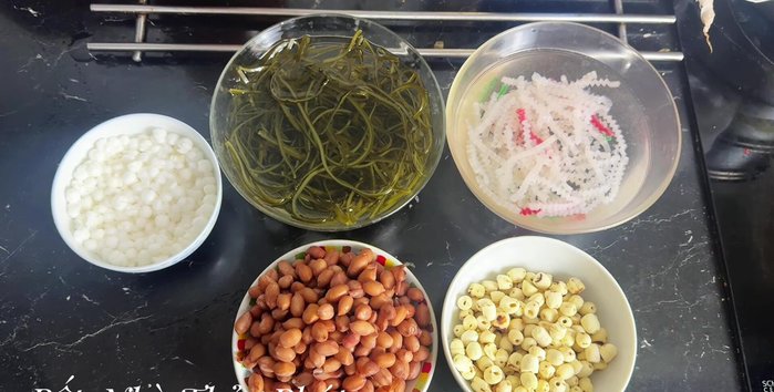 Rửa sạch hạt sen, ngâm mềm. Rửa sạch và ngâm mềm bột khoai, bột báng và vỏ trân châu.