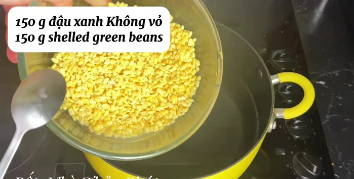 Đun sôi 650ml nước, cho đậu phộng đã luộc mềm vào, thêm 3g muối. Đun sôi rồi hạ lửa nhỏ, vớt bọt.