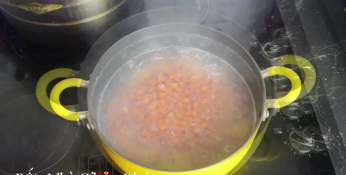 Cho hạt sen vào nấu cùng, đậy nắp, lửa vừa.