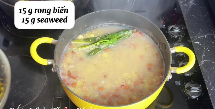 Tiếp tục nấu cho đến khi bột nở, rồi cho vỏ trân châu vào, khuấy đều.