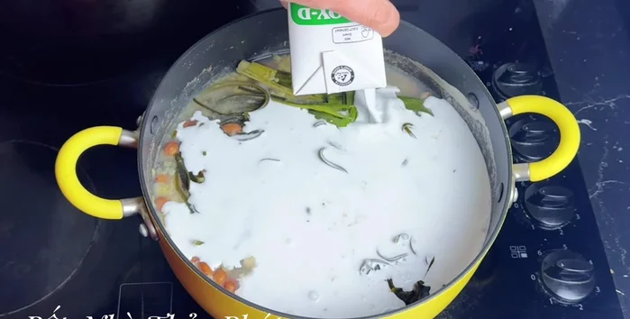 Tắt bếp, cho nước cốt dừa (300ml) và 200ml nước nóng vào, khuấy đều. Thêm đường thốt nốt (300g) tuỳ chỉnh độ ngọt theo ý thích.