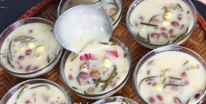 Múc chè ra chén và thưởng thức.