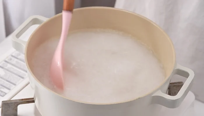 Làm thạch: Đun sôi 800ml nước, cho gói thạch rau câu vào, khuấy đều. Chia làm 2 phần, thêm nước cà rốt và củ dền vào mỗi phần để tạo màu. Đổ vào khuôn, để nguội và cho vào tủ lạnh.