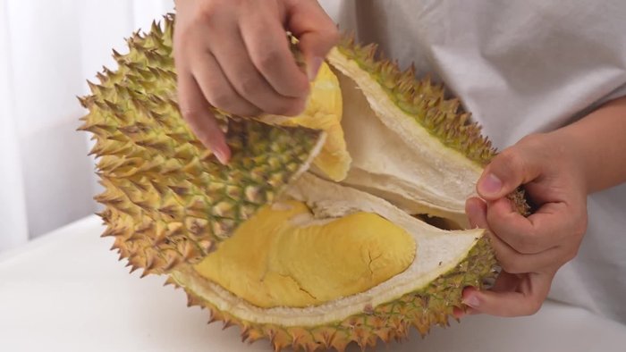 Chuẩn bị sầu riêng: Mua sầu riêng ngon, bổ đôi, tách múi, bỏ hạt. Xay nhuyễn sầu riêng với một chút sữa đặc.