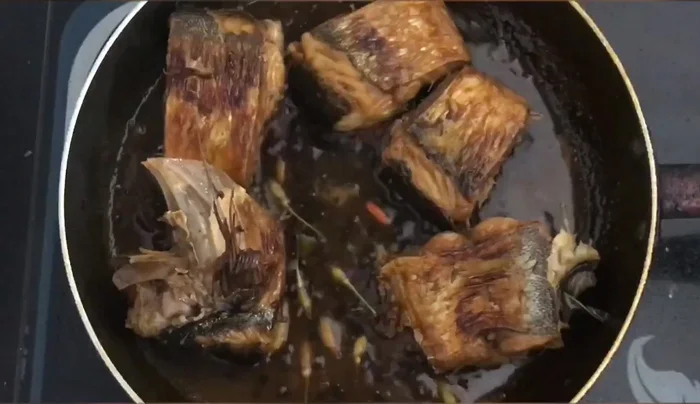 Thêm phần tóp mỡ vào. Đun nhỏ lửa đến khi nước kho hơi cạn.