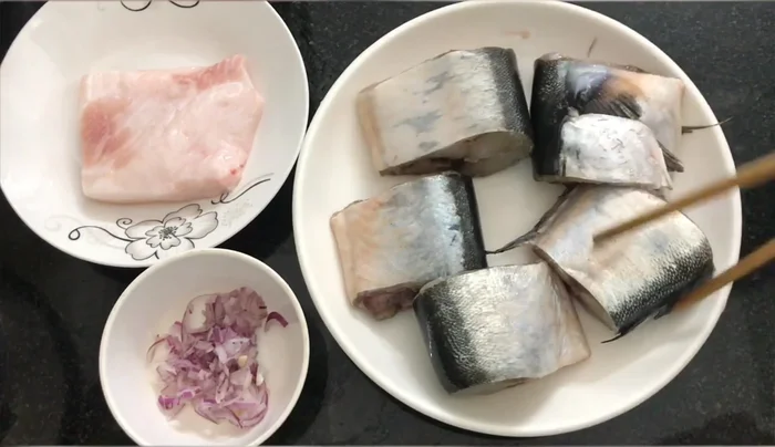 Ướp cá khoảng 30 phút. Trong thời gian chờ, băm nhỏ hành tím và lấy phần mỡ cá.