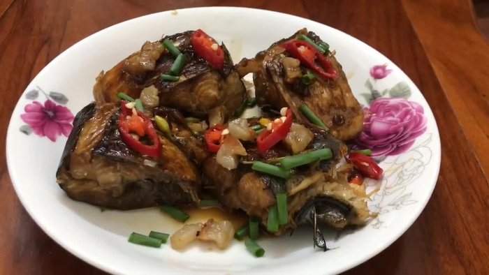 Cắt cá thành từng miếng khoảng 3cm. Ướp cá với 1/2 thìa muối, 2 thìa nước mắm, 1/2 thìa đường.