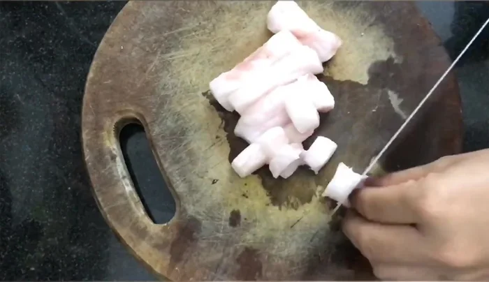 Đun chảy mỡ cá, sau đó thêm 2 thìa canh mỡ và 1 muỗng đường vào chảo, thắng đến khi có màu vàng nâu. Cho hành tím vào phi thơm.
