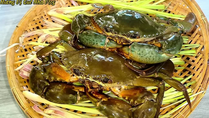 Cho cua vào mẹt, hấp trong nồi khoảng 35 phút.