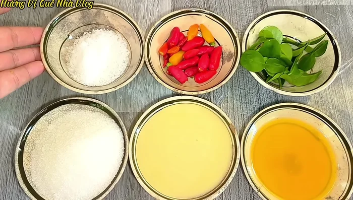Làm nước chấm: Cho muối, ớt, lá trúc, đường, sữa đặc, nước cốt tắc vào cối xay nhuyễn.