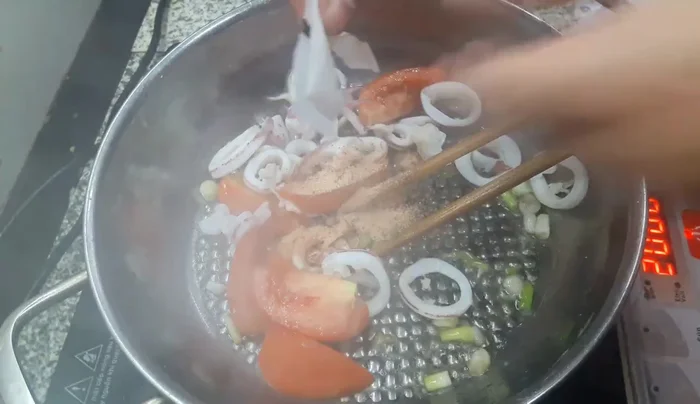 Thêm gia vị: nước mắm, bột ngọt, hạt tiêu.