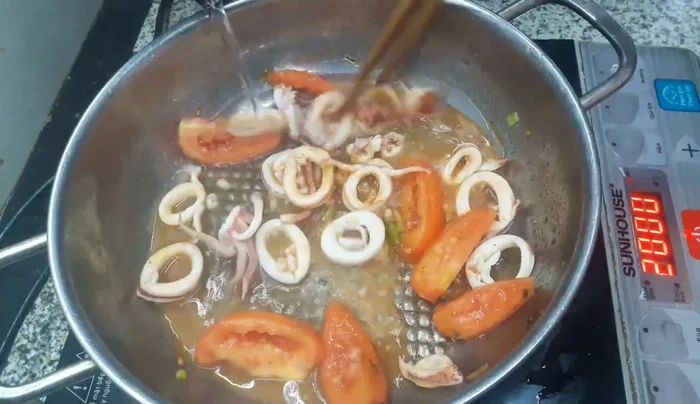 Đổ nước nóng vào, đun sôi để giữ màu sắc của cà chua.
