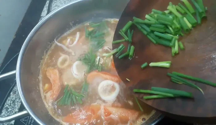 Cho mực vào nấu chín tới.
