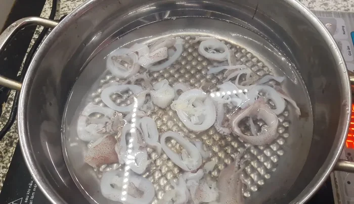 Làm sạch mực: Rửa sạch, bỏ túi mật, ruột. Thêm chút rượu trắng để khử mùi tanh.