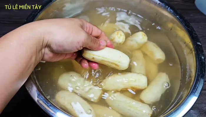 Rửa chuối: Sau khi ngâm nước vôi, rửa sạch chuối để loại bỏ lớp màng nâu.