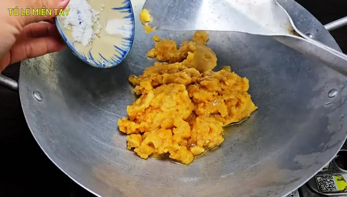 Caramelize đường: Cho đường thốt nốt, muối, 1,5 lít nước dừa tươi vào chảo, đun sôi đến khi đường tan.
