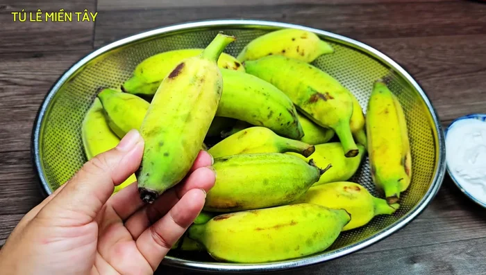 Chuẩn bị nguyên liệu: Chuối xiêm đen, vôi ăn trầu, cơm dừa non, đường thốt nốt, muối, nước dừa tươi, nước lọc, mè trắng.