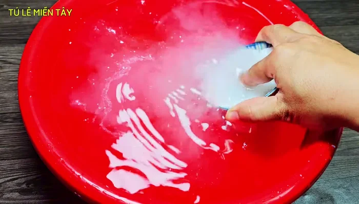 Ngâm chuối: Hòa tan 3 lít nước lọc với 3 muỗng canh vôi ăn trầu. Lấy phần nước trong ngâm chuối đã lột vỏ và chẻ dọc, khoảng 30 phút.