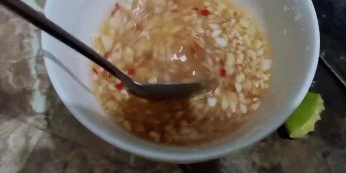 Trộn rau má với nước sốt đã pha. (299.23)