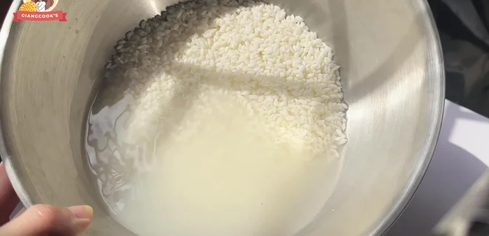 Vo sạch gạo nếp và đậu xanh.