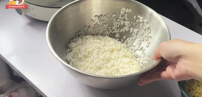 Trộn đều gạo nếp, đậu xanh và vài hạt muối.