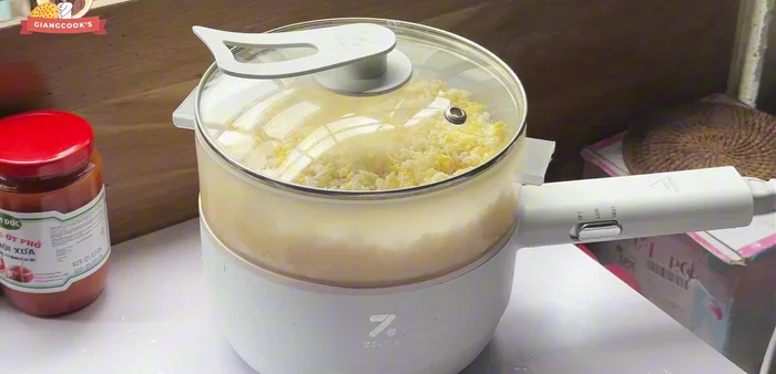 Hấp xôi lần hai. Đây là bước quan trọng để xôi dẻo, hạt căng bóng.