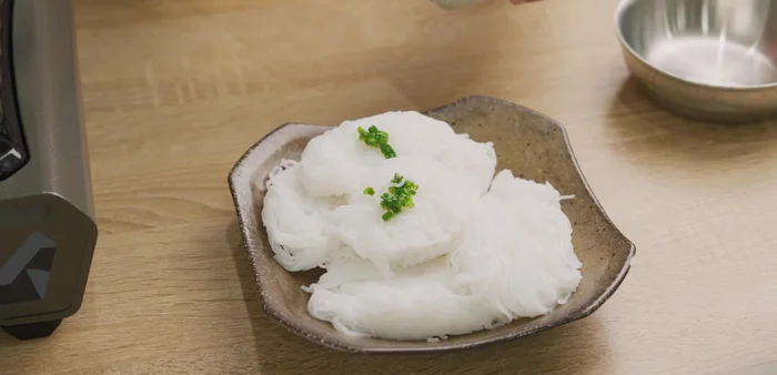 Trình bày: Phết mỡ hành lên bún hến, chấm cùng gạch cua chưng. Có thể dùng thêm nước dùng cua đã nêm nếm nếu muốn.