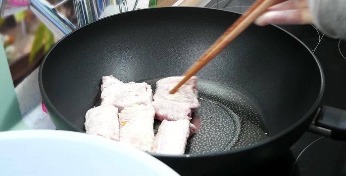 Chiên sườn cho vàng đều các mặt.
