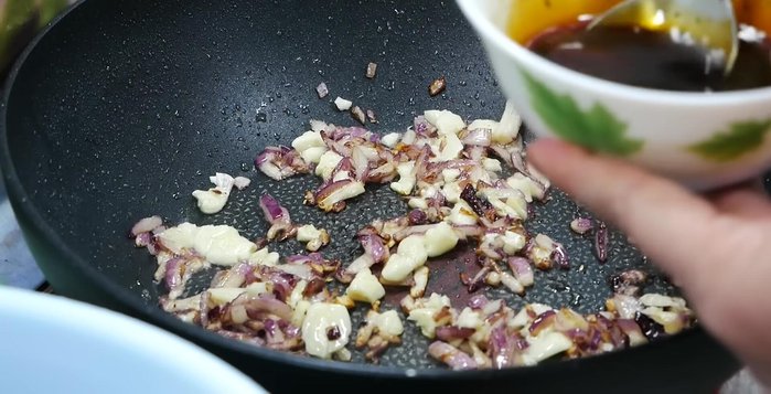 Cho hỗn hợp nước dùng (nước, muối, giấm) vào chảo, đun sôi.