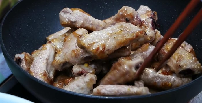 Cho sườn đã chiên vào, đun nhỏ lửa khoảng 3 phút.