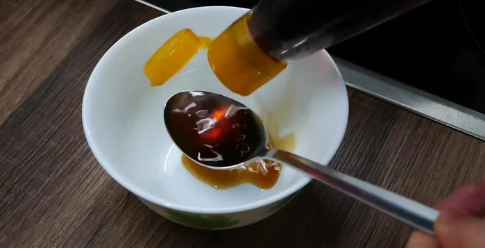 Pha hỗn hợp nước mắm, đường, nước tương (hoặc nước tương thay thế nước mắm), và giấm.