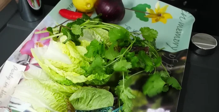 Lột vỏ và băm nhỏ tỏi, hành tím.