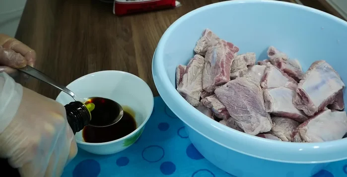 Ướp thịt sườn với nước tương, đường, tiêu, hạt nêm.