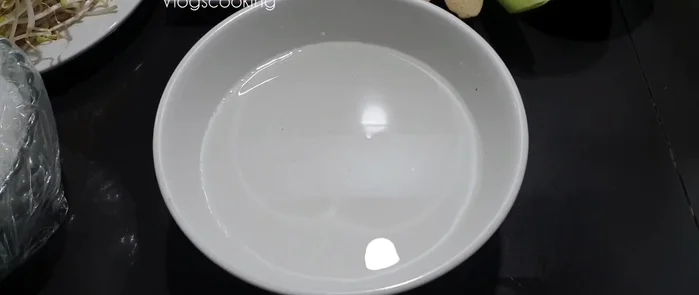 Chuẩn bị một tô nước, cho nửa muỗng cà phê muối và một muỗng canh nước giấm. Ngâm bạc hà trong tô nước này khoảng 15 phút.