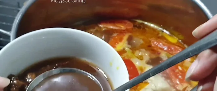 Cho nước me vào tùy theo khẩu vị, nêm nếm gia vị (hạt nêm, bột ngọt, muối, đường) cho vừa ăn.
