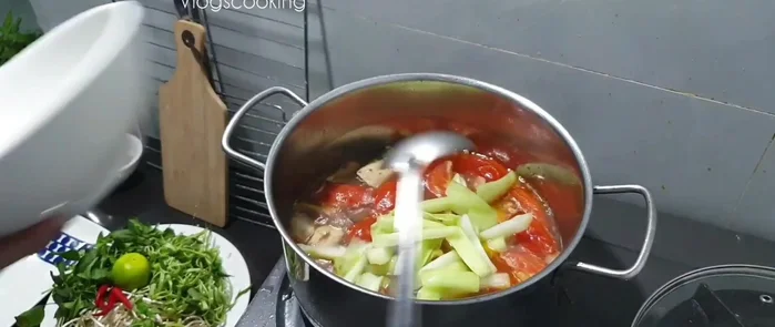 Cho bạc hà đã ngâm vào nước dùng, đun sôi thêm 5 phút.