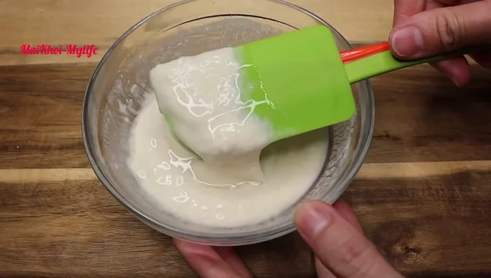 Sau khi bột nghỉ, trộn đều bột với 150g bột mì và 1 muỗng canh đường.