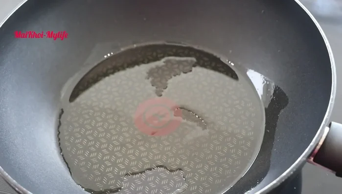 Cán dẹp bánh hành, rồi chiên vàng trên chảo với lửa nhỏ.