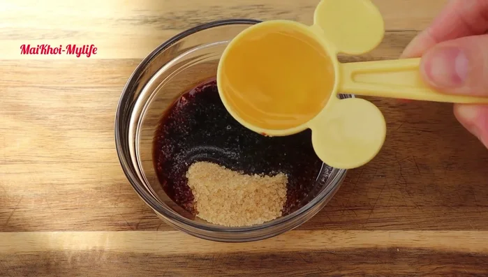 Pha nước chấm: đường, nước tương, nước, giấm, dầu mè (tùy chọn), tương ớt (tùy chọn).
