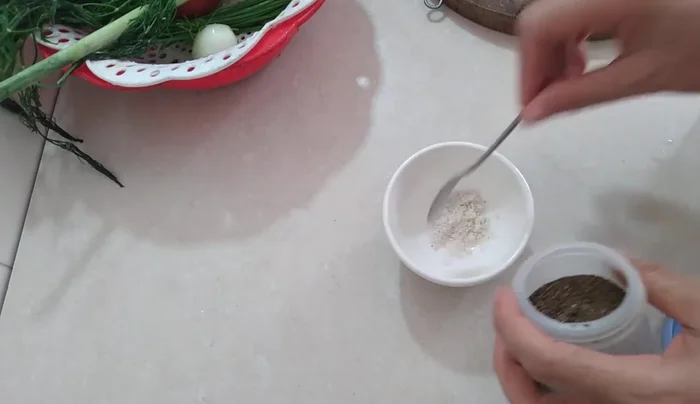 Ướp cá: Cho cá vào tô, thêm hạt nêm, bột ngọt, sả, ớt, cà chua, hành lá vào ướp cá. (164.15)